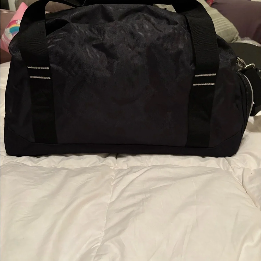 OGIO LARGE DUFFEL BAG GYM BAG TRAVEL BAG NEW